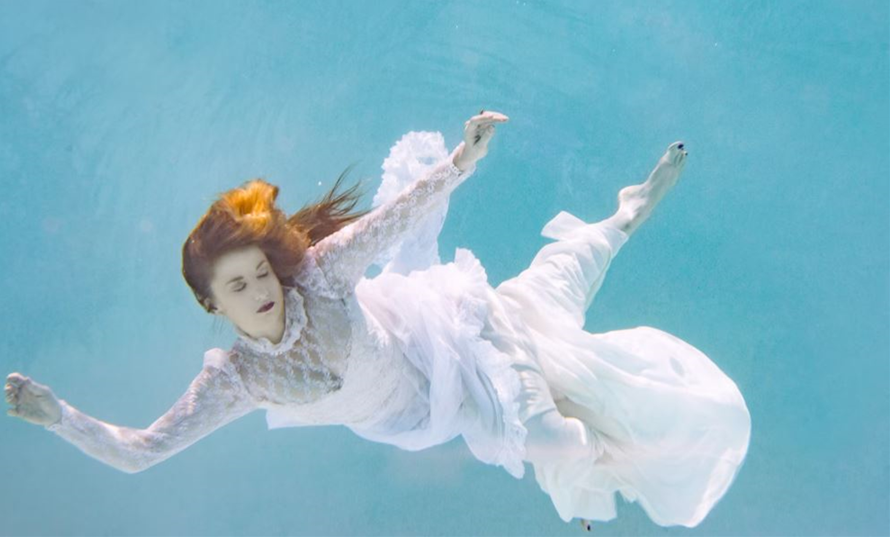 물에 떠내려가는 여자 사진