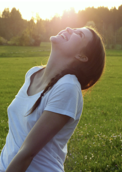 여성의 웃는 모습