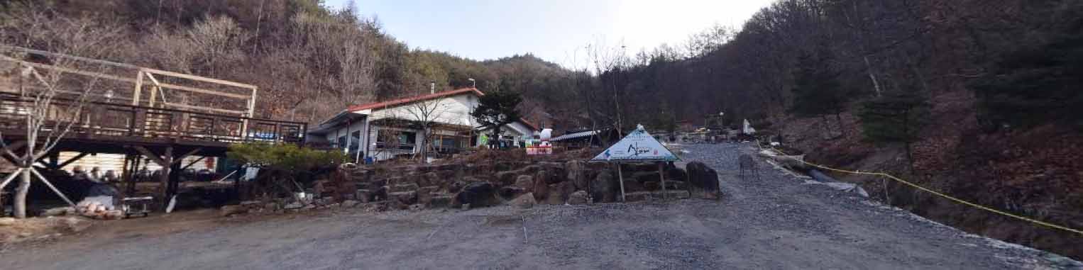 산아래 가게 전경