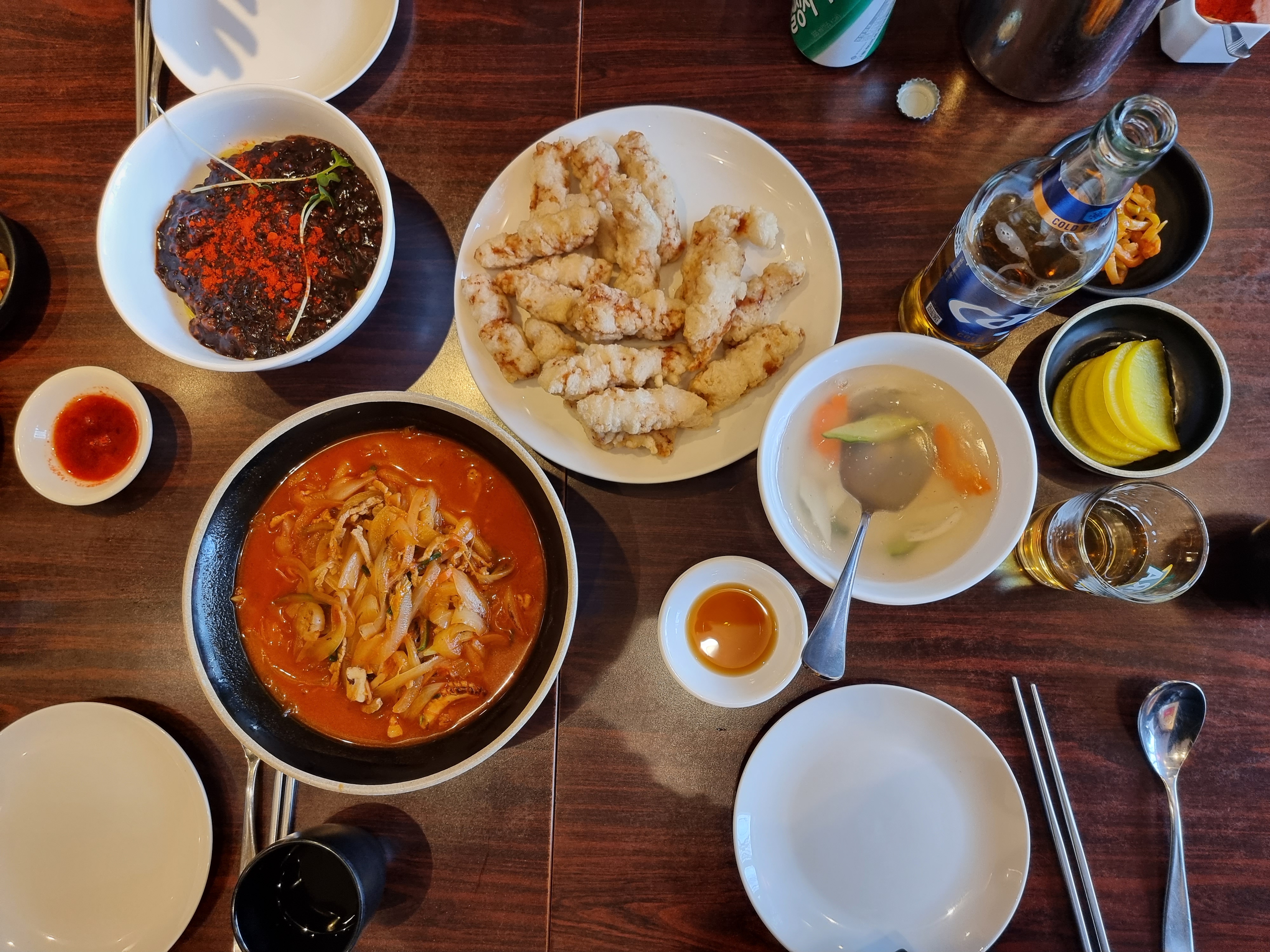 드디어 등장한 오늘의 안주들! 먹음직스러운 한상 차림입니다.