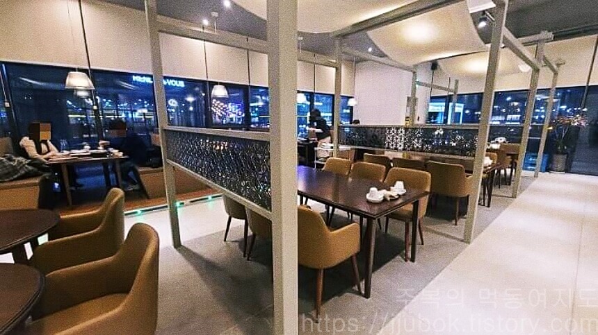 모담-앨리웨이-인천점-내부-인테리어-3