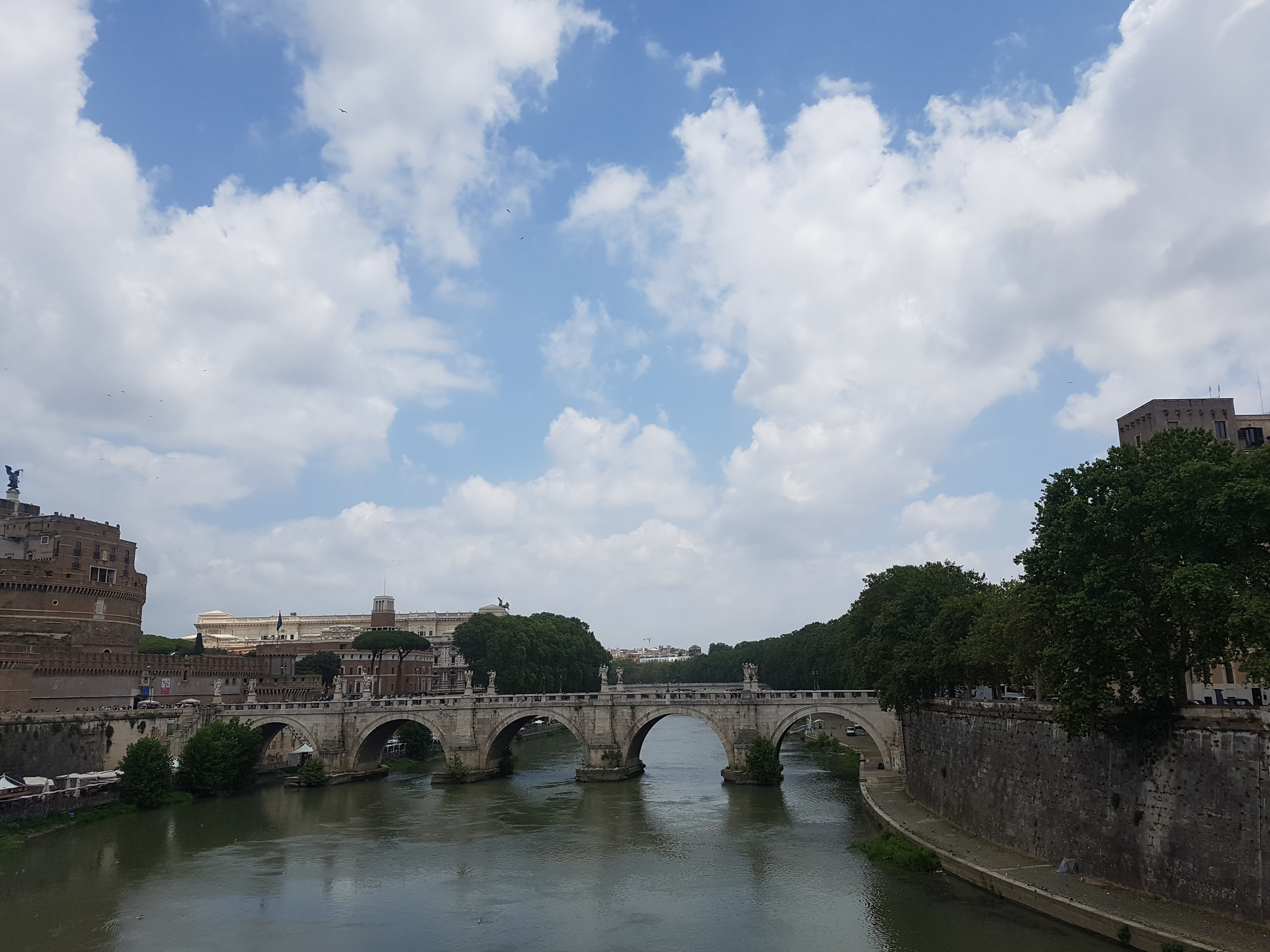 로마 테베레 강과 산탄젤로성의 조화로운 풍경