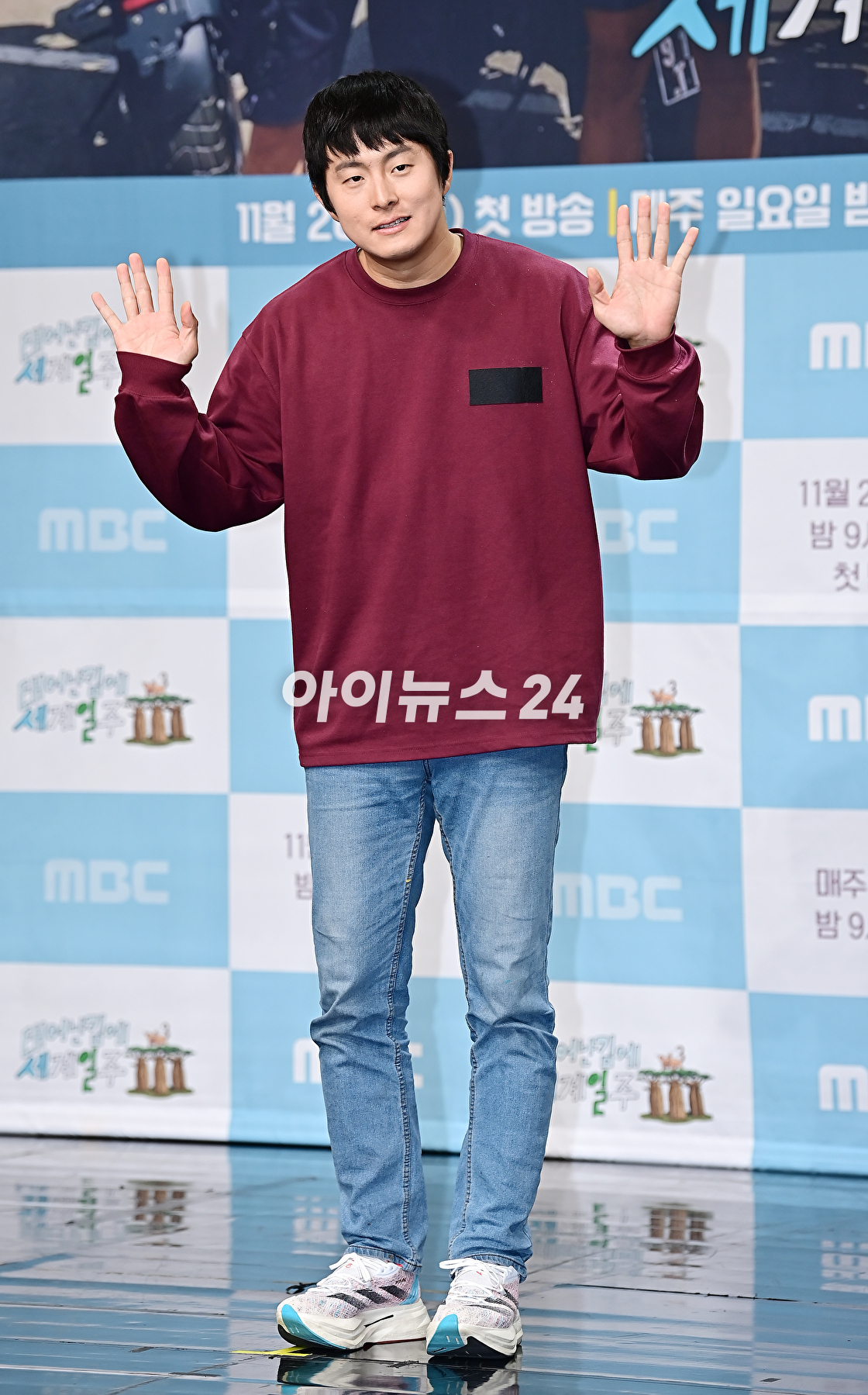 만화가 겸 방송인 기안84가 23일 오후 서울 마포구 MBC 골든마우스홀에서 열린 MBC 예능 프로그램 '태어난 김에 세계일주3' 제작발표회에서 포즈를 취하고 있다. '태어난 김에 세계일주3'은 원시의 바다이자 태초의 자연을 품은 비밀의 섬, 마다가스카르로 떠나는 세 번째 여행기다. 오는 26일 오후 9시 10분 첫 방송 [사진=곽영래 기자]