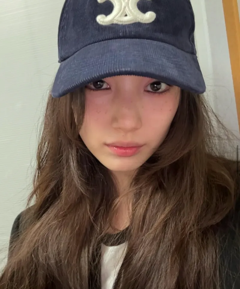 수지셀린느, 수지공항패션, 수지귀국패션, 수지패션, 수지트리옹프백, 셀린느트리옹프, 셀린느가방추천, 셀린느공항룩, 셀린느코디, 셀린느앰버서더, 뷔셀린느, 박보검셀린느, 셀린느25ss, 파리패션위크2025, 수지패션분석, 수지셀린느룩, 수지착장정보, 셀럽공항패션, 셀럽명품가방, 여자공항패션, 명품패션, 명품가방추천, 프렌치시크룩, 꾸안꾸공항패션