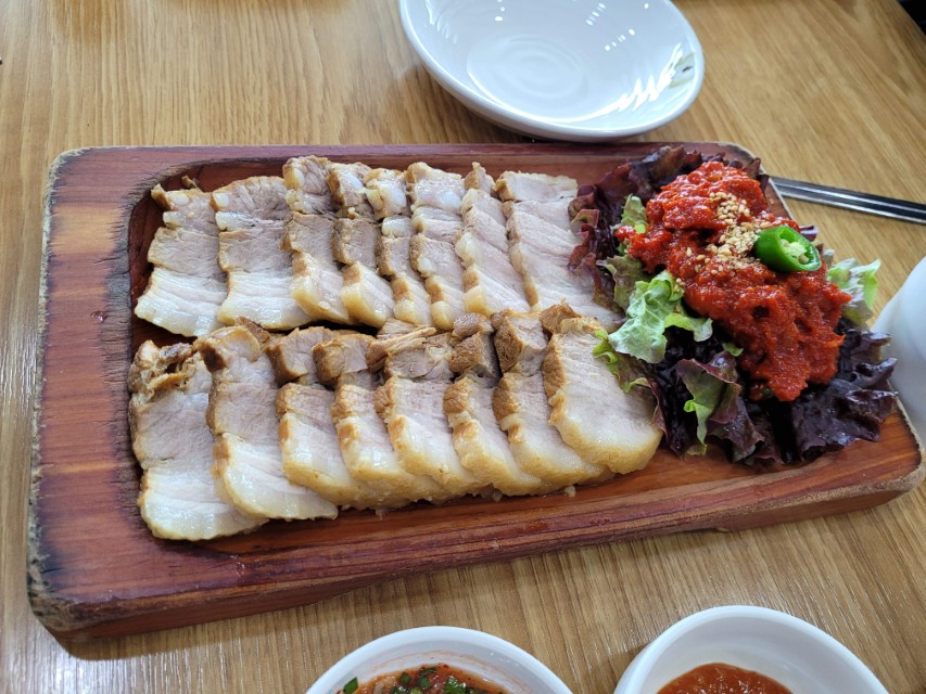 동해막국수 수육과 명태식해