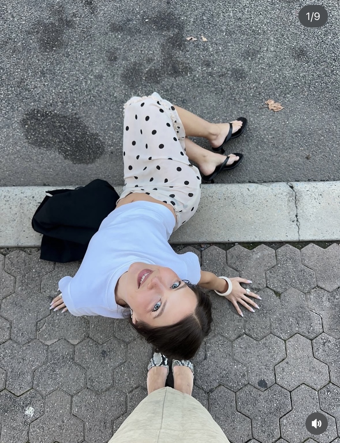 도트 스커트의 사랑스러움, 베이비블루의 청량함, 그리고 미니멀 샌들의 완성 — 여름 감성을 입다 관련 사진