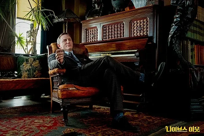나이브스 아웃 주인공 역 : 브누아 블랑 탐정 의자에 앉아서 생각하는 모습