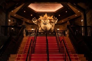 거대한 쿠파의 동상 밑으로 빨간색 계단이 있다