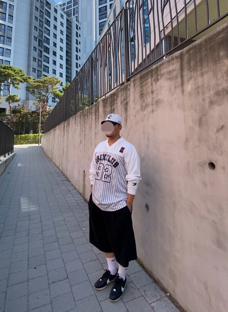 데일리룩('26. 6. 13.)카네라 스트라이프 볼캡 야구 모자, 드릭스 스트라이프 럭비 티셔츠, 무신사스탠다드 와이드 버뮤다팬츠, 나이키 양말, 나이키 코르테즈, 서지컬스틸 팔찌