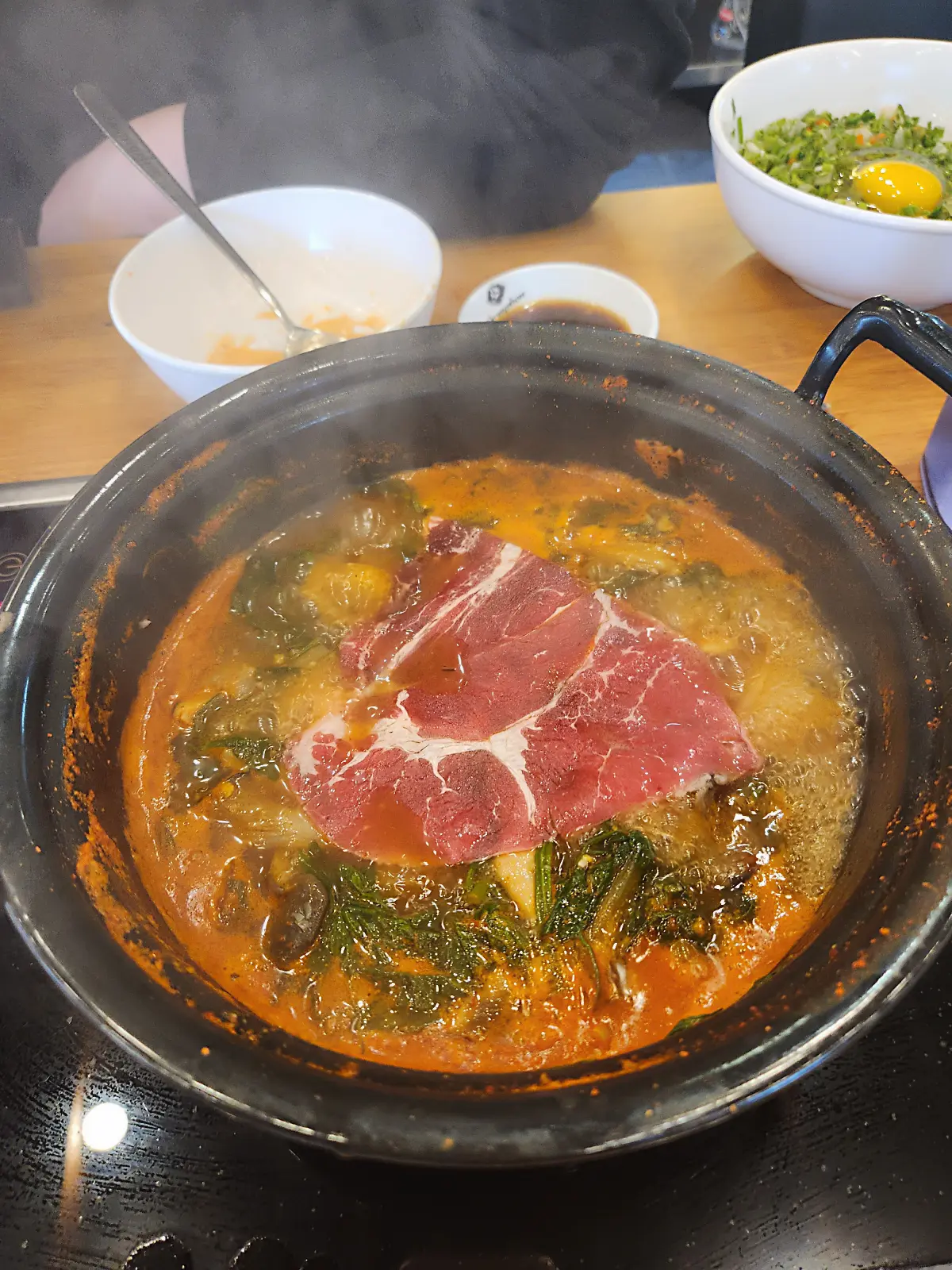 동촌샤브칼국수-일산-본점-샤브샤브-소고기-냄비의-절반을-차지하는-큰-고기-사이즈