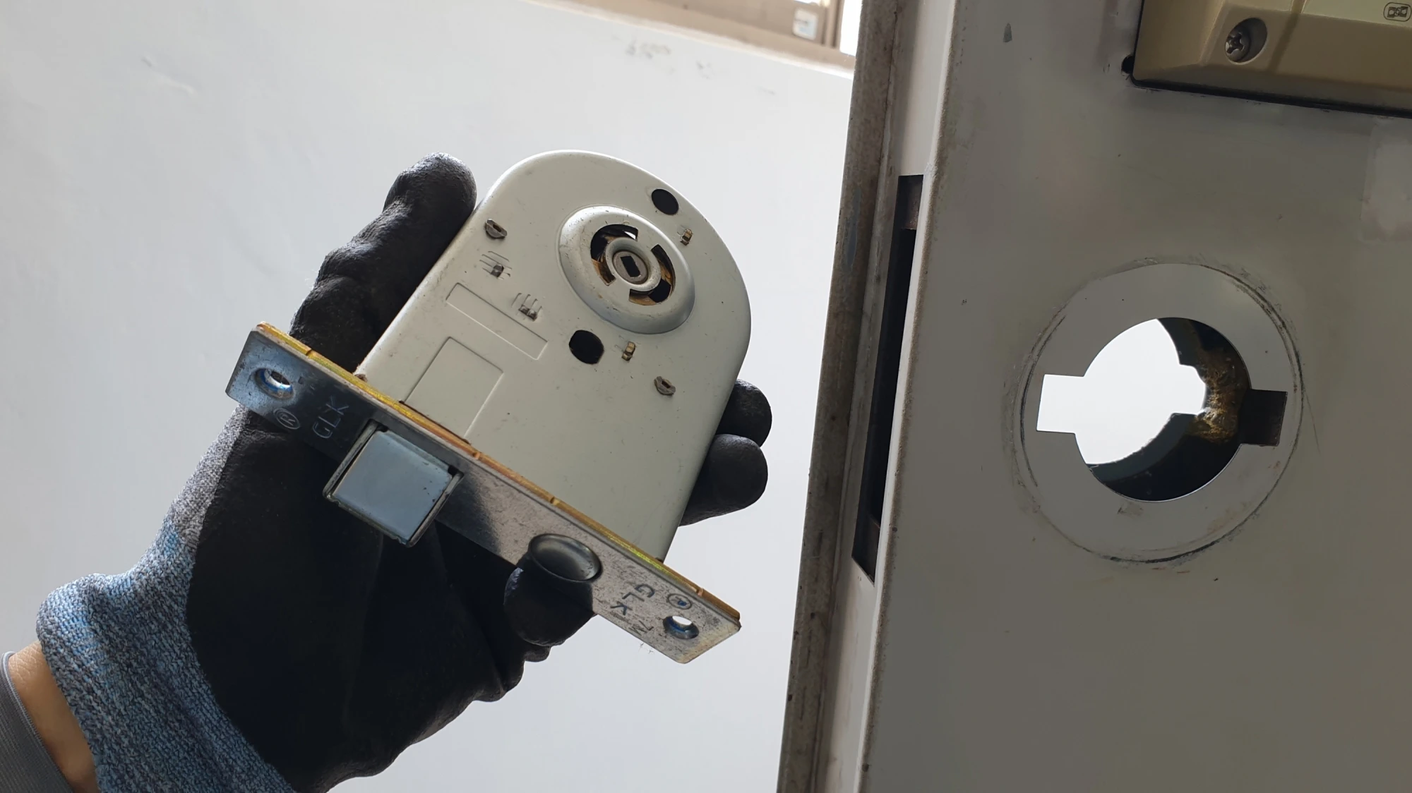 문 손잡이 부속 장치 뗀 모습