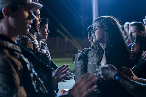 지하벙커앞에서 살려달라고 하는 사람들