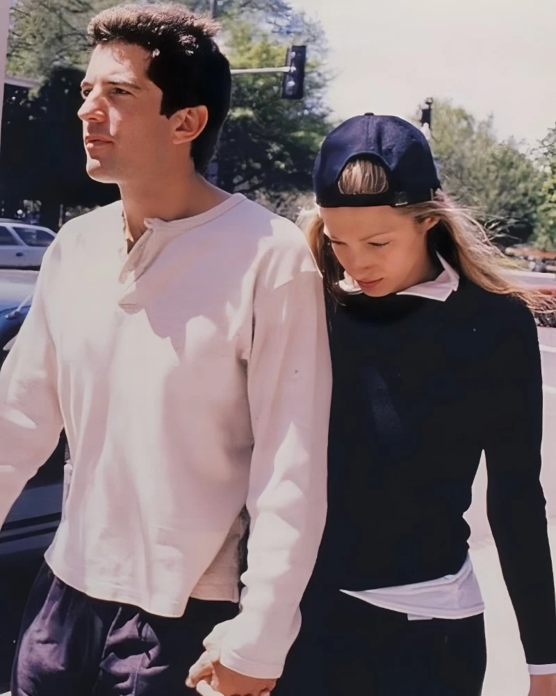 캐롤린베셋&#44;캐롤린베셋케네디&#44;캐롤린청바지&#44;부츠컷진&#44;90년대패션&#44;미니멀리즘룩&#44;콰이어트럭셔리&#44;리바이스517&#44;청바지스타일링&#44;아메리칸러브스토리&#44;HBO드라마&#44;존에프케네디주니어&#44;25년청바지트렌트&#44;레트로패션&#44;벨라하디드패션&#44;셀린느청청&#44;끌로에패션쇼&#44;티스토리패션&#44;트렌드분석&#44;패션아이콘&#44; 올드머니룩