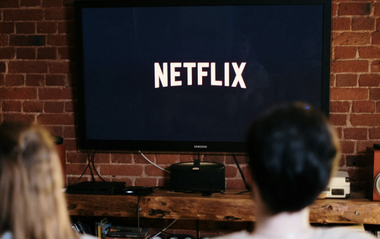 넷플릭스 보고 있는 사람들