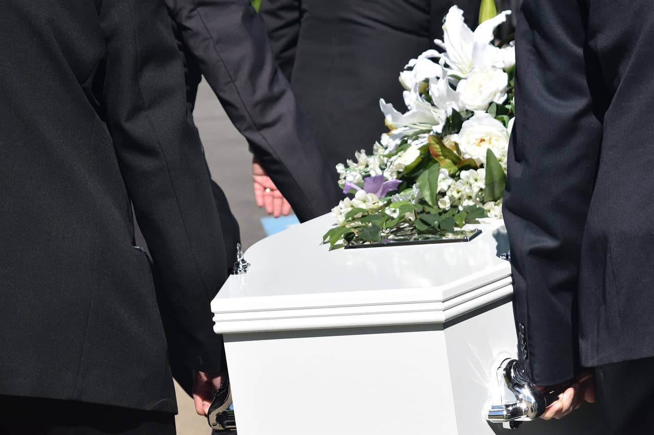 영혼이 강을 따라 이동한다고 믿는 부족의 장례식
