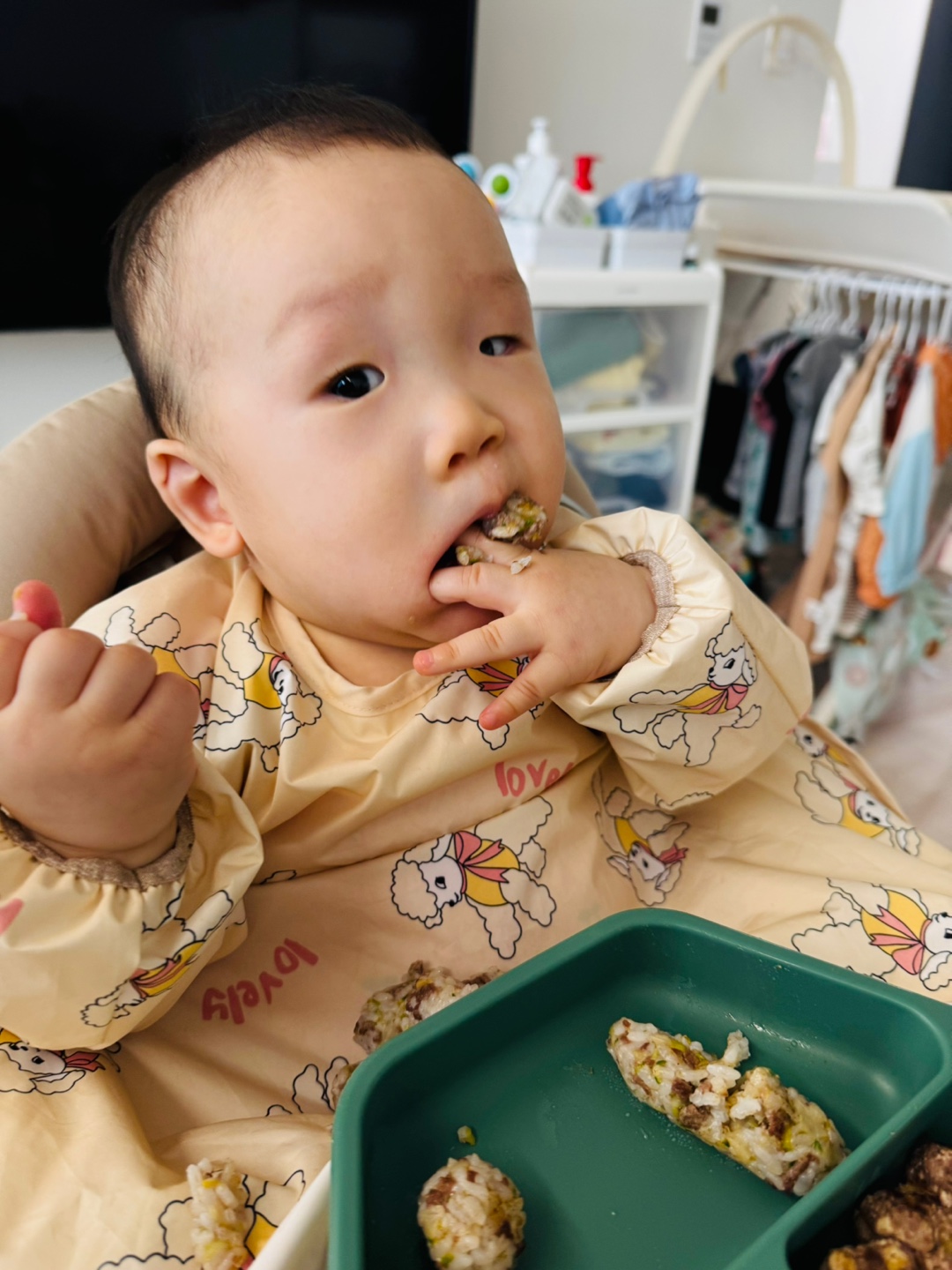 소고기애호박밥스틱을 손으로 쥐고 먹는 자기주도 이유식 중인 찬솔이