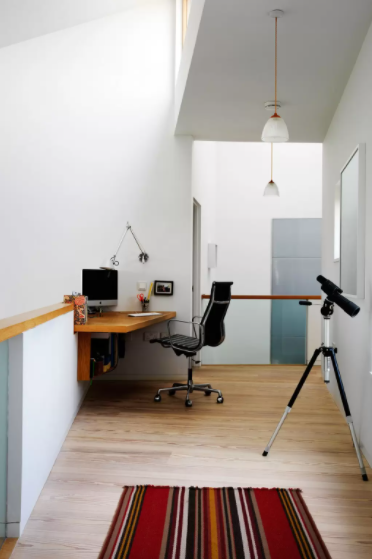 벽에 부착 된 코너 책상