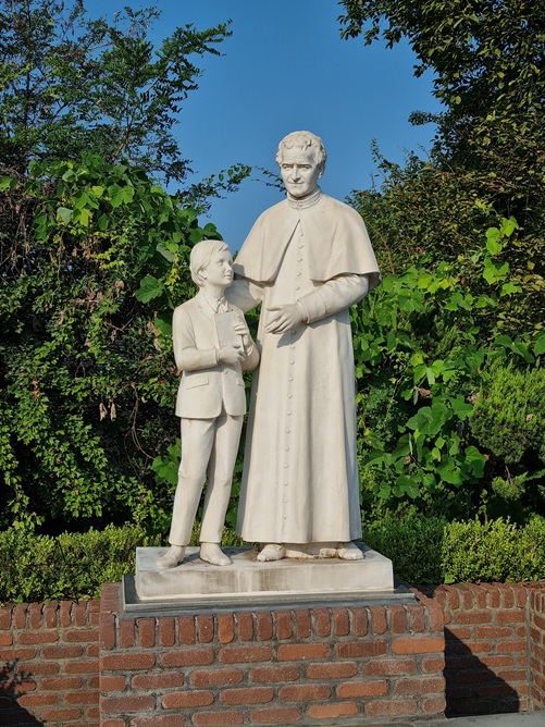 연무성당의 주보성인 성 요한 보스코 상입니다.