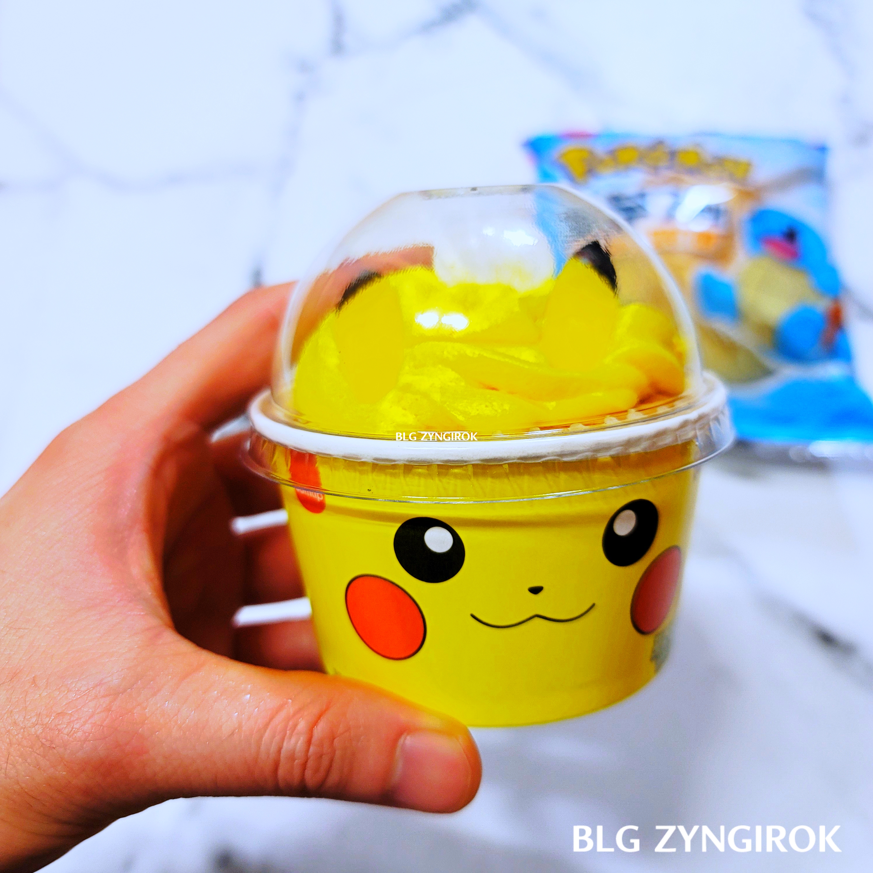 포켓몬스터빵-시리즈-피카츄의-망고컵케익을-들고있다.