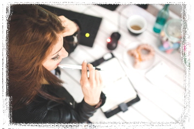 여자-업무-우을-스트레스