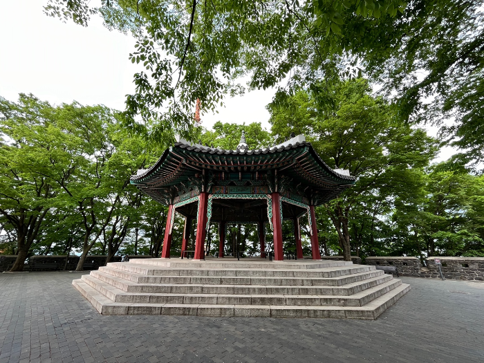 남산타워 트레이드 마크 팔각정의 모습 2