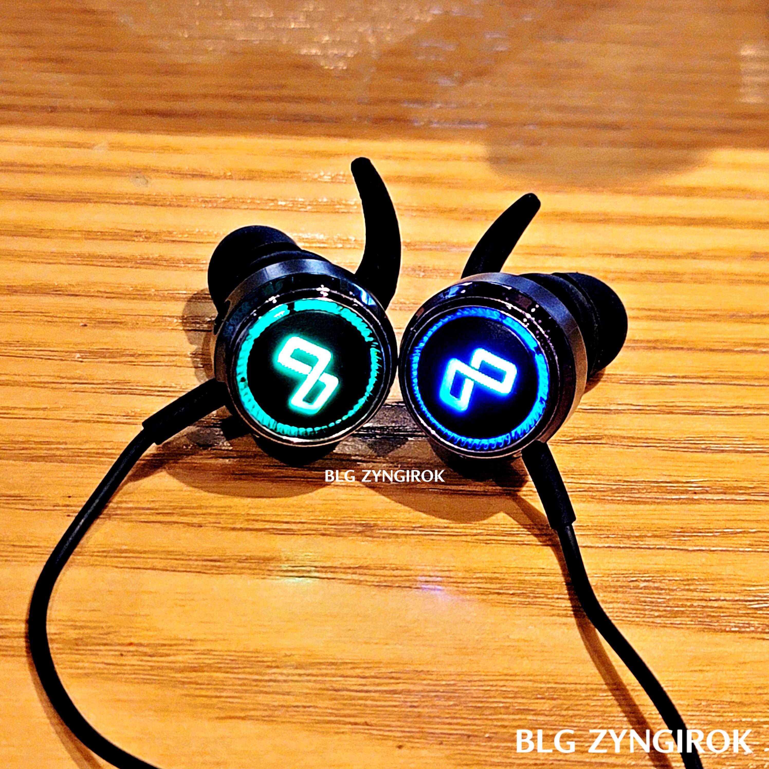 다이소 - MAXTILL 게이밍 이어폰의 LED 불빛 초록 파랑 모습이다.