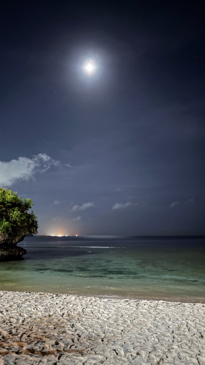 괌이 밤바다 풍경, 달빛이 바다에 비춰 반짝반짝 하다.