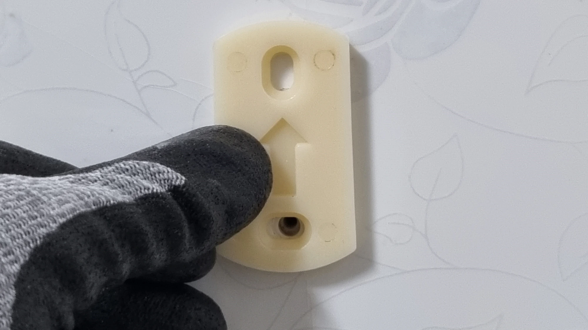 나사못 구멍 맞춘 모습