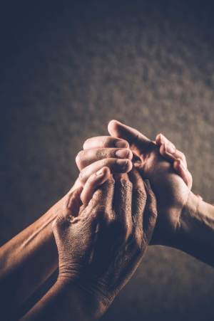 두 사람이 손을 맞잡은 모습. 따뜻함이 느껴진다.