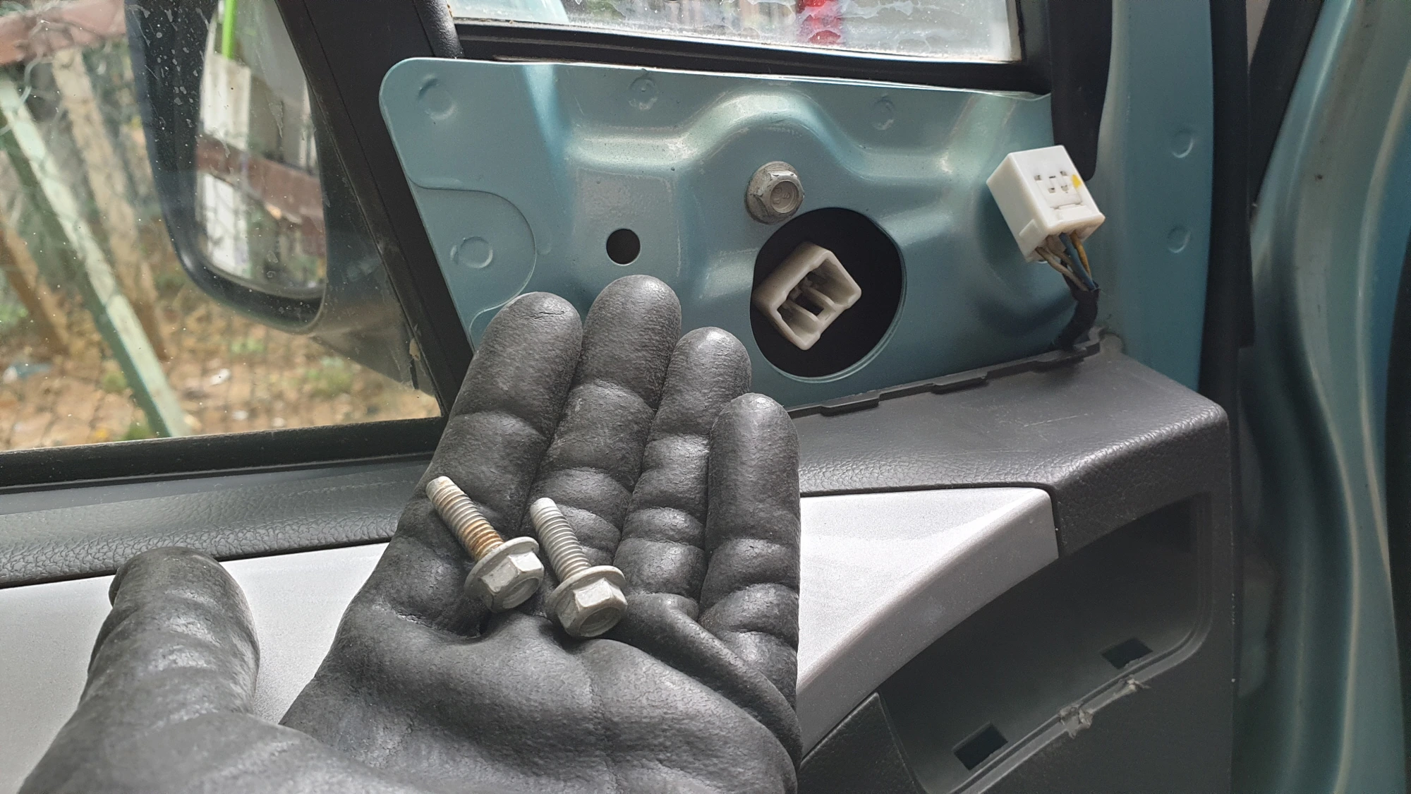 사이드미러 고정볼트 푼 모습