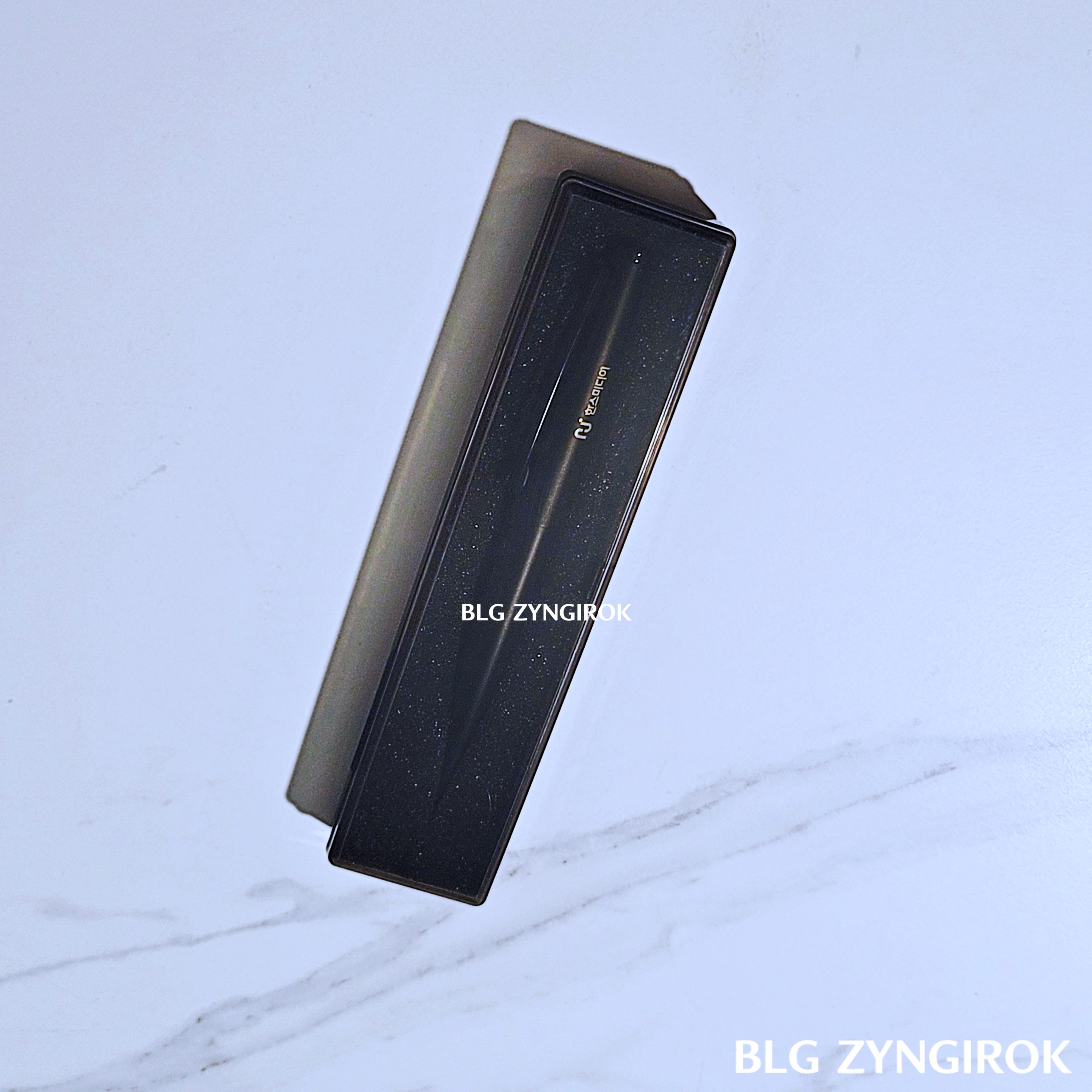 볼펜 케이스가 테이블 위에 놓여있다.