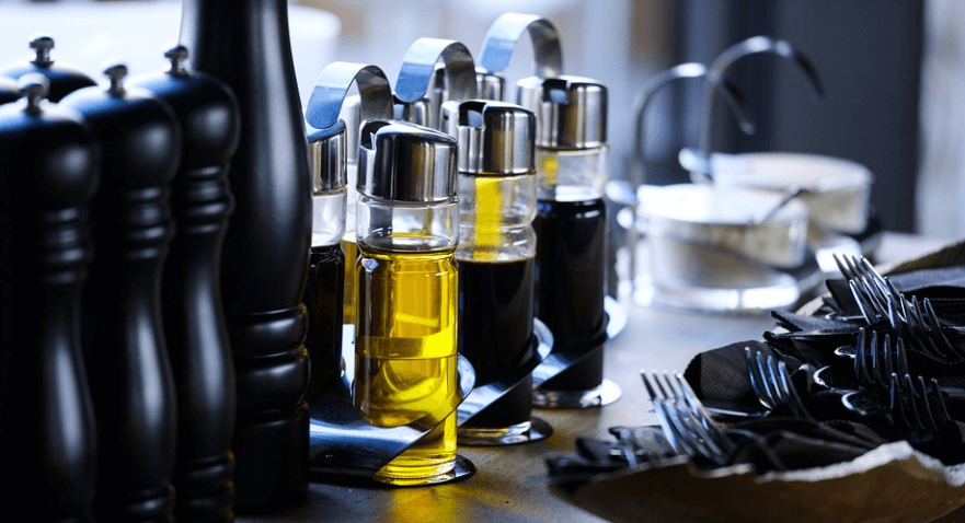 식초와 함께 놓여 있는 여러 가지 양념 사진 - 8