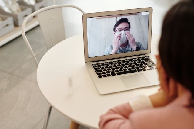 마스크를쓰고영상통화하는사람