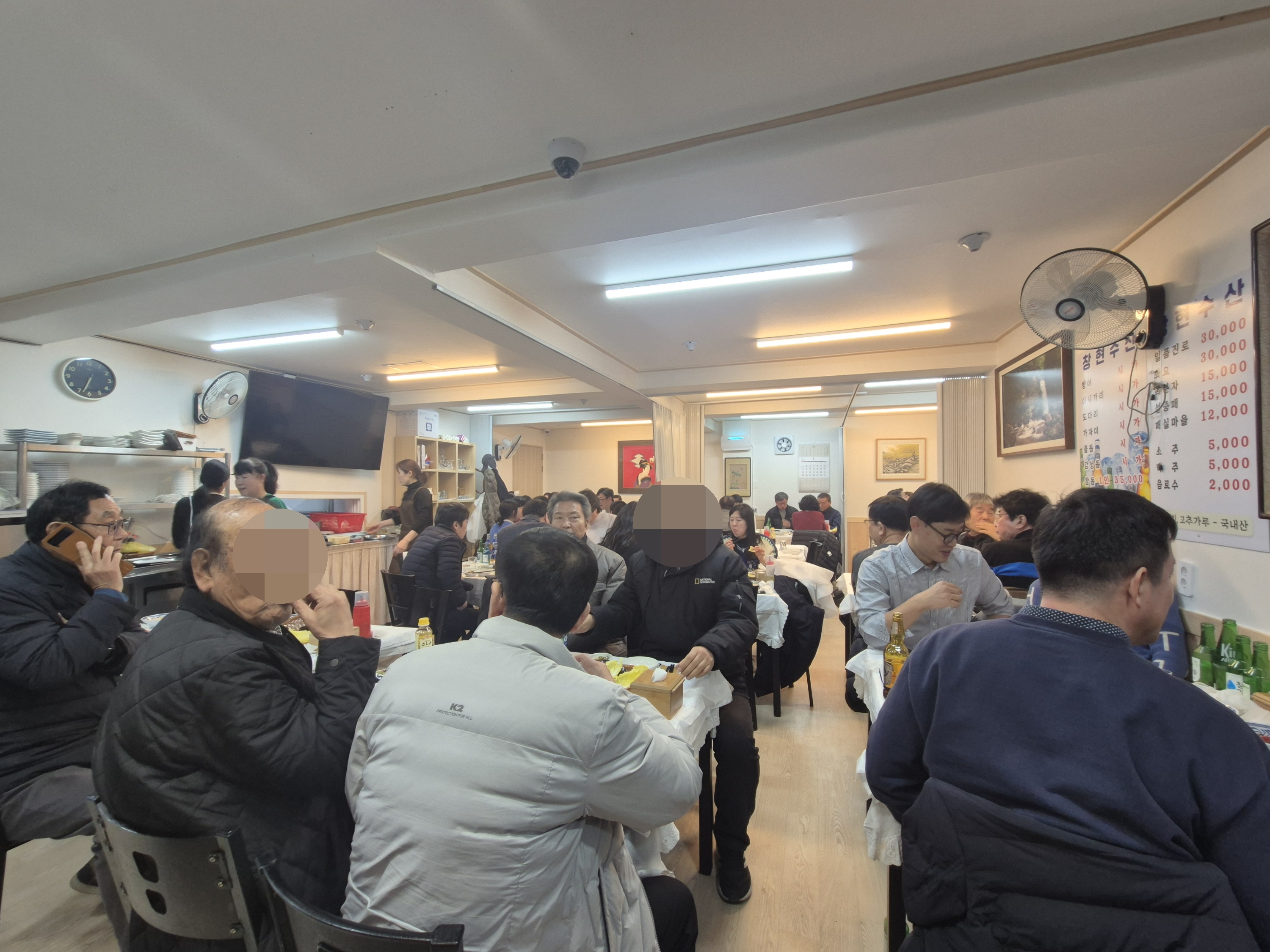 창현수산 실내 홀은 손님들로 가득합니다.