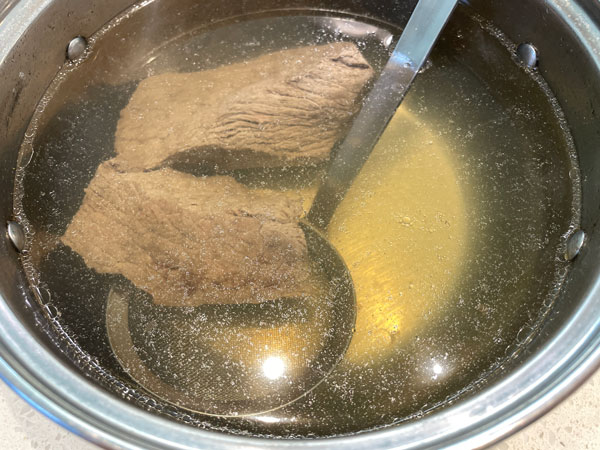 소고기장조림 맛있게 하는법 - 육수 재료 건져내고 육수와 고기는 한 김 식히기