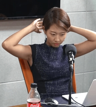 팟캐스트 방송중 머리를 쓰다듬는 모습&#44; 팔의 이두와 삼두 근육이 드러나는 모습
