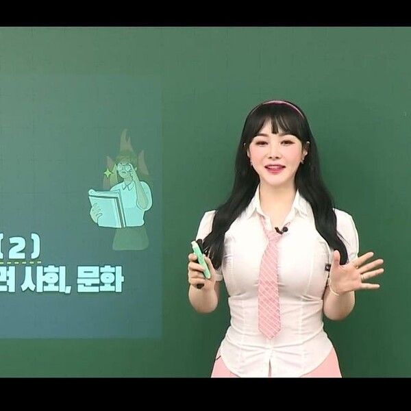 상식 퀴즈를 내고 있는 이다지