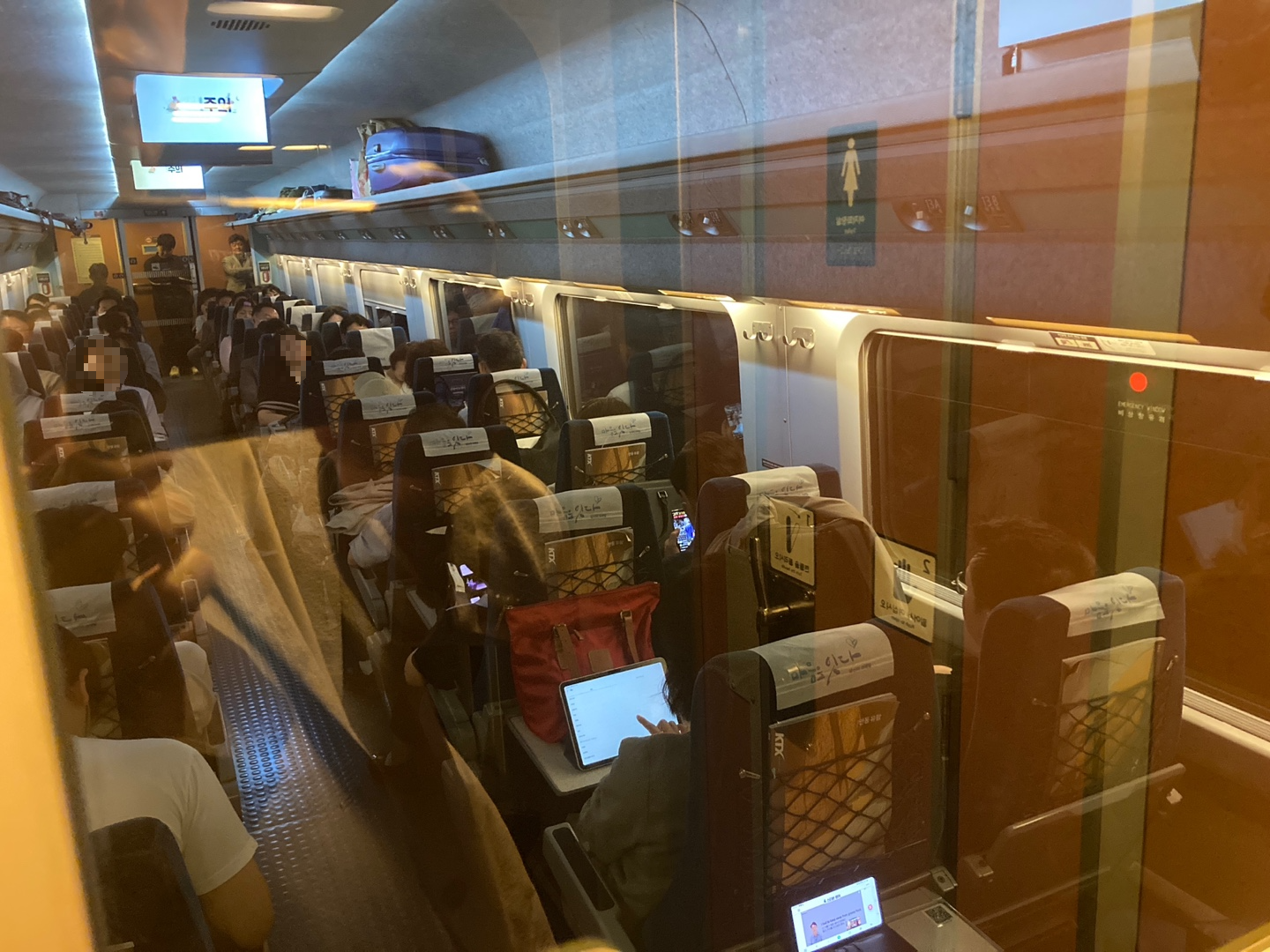 꽉 차 있는 18호차 내부 모습