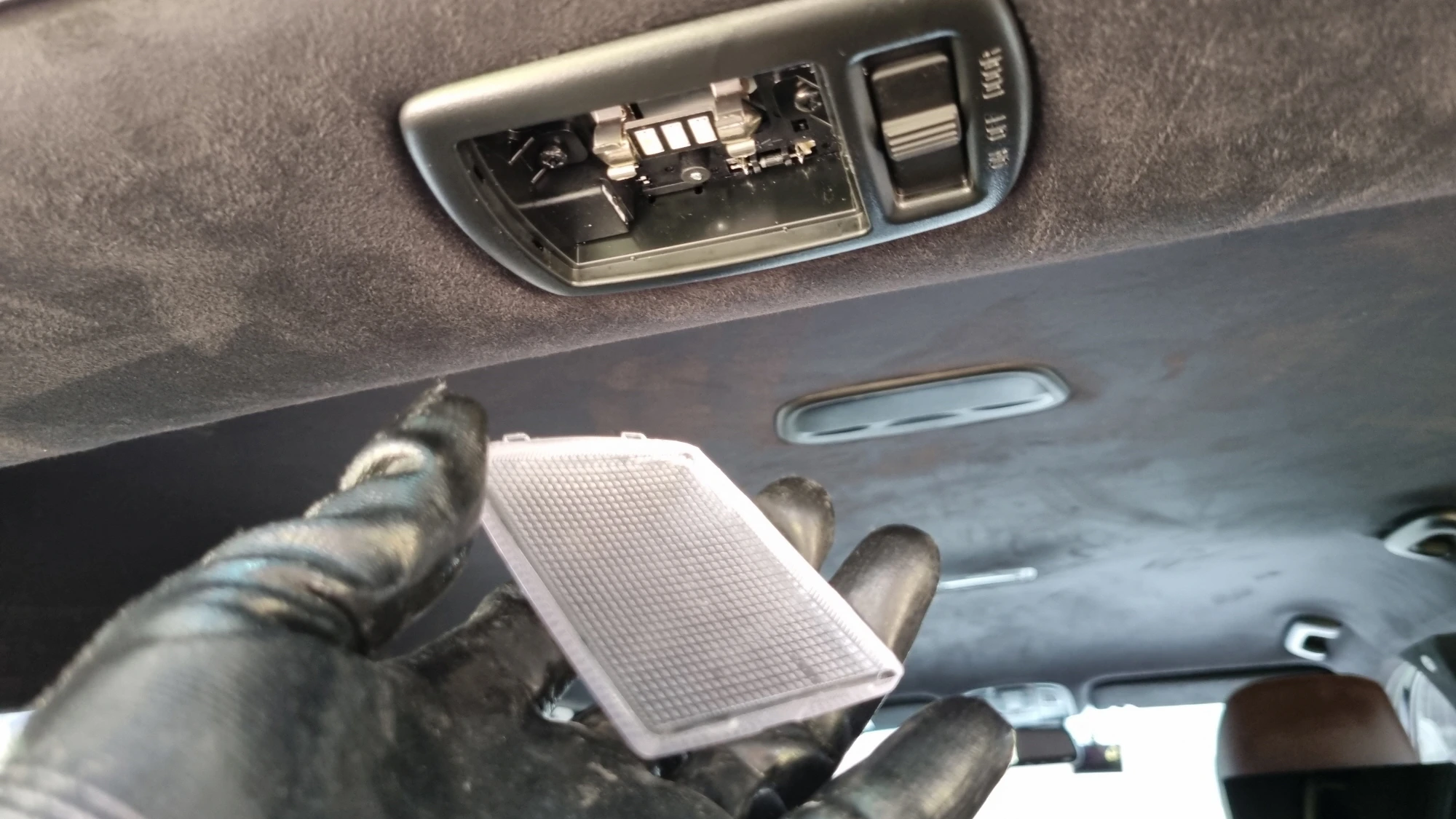 트렁크 램프 커버 열린 모습