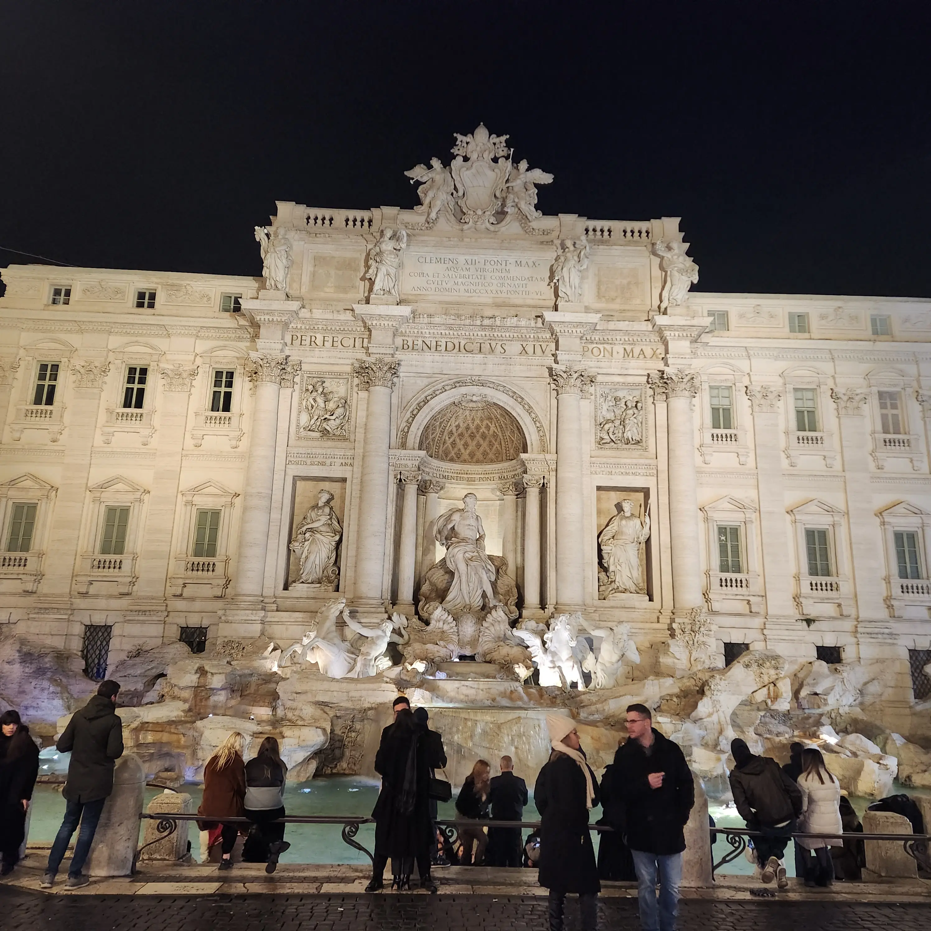 트레비-분수-밤-많은-사람들