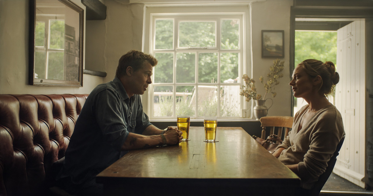 집에서 이야기를 하는 브래드 피트