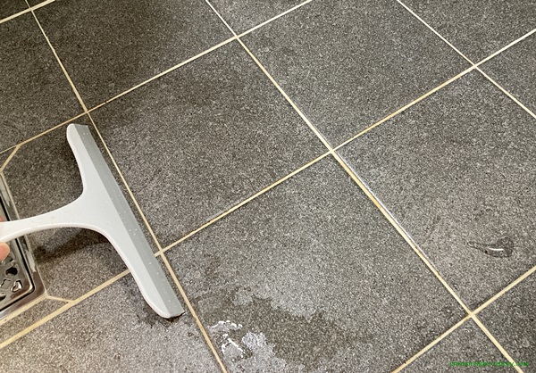 욕실(화장실) 바닥 물기 청소 - 스퀴지 사용 후