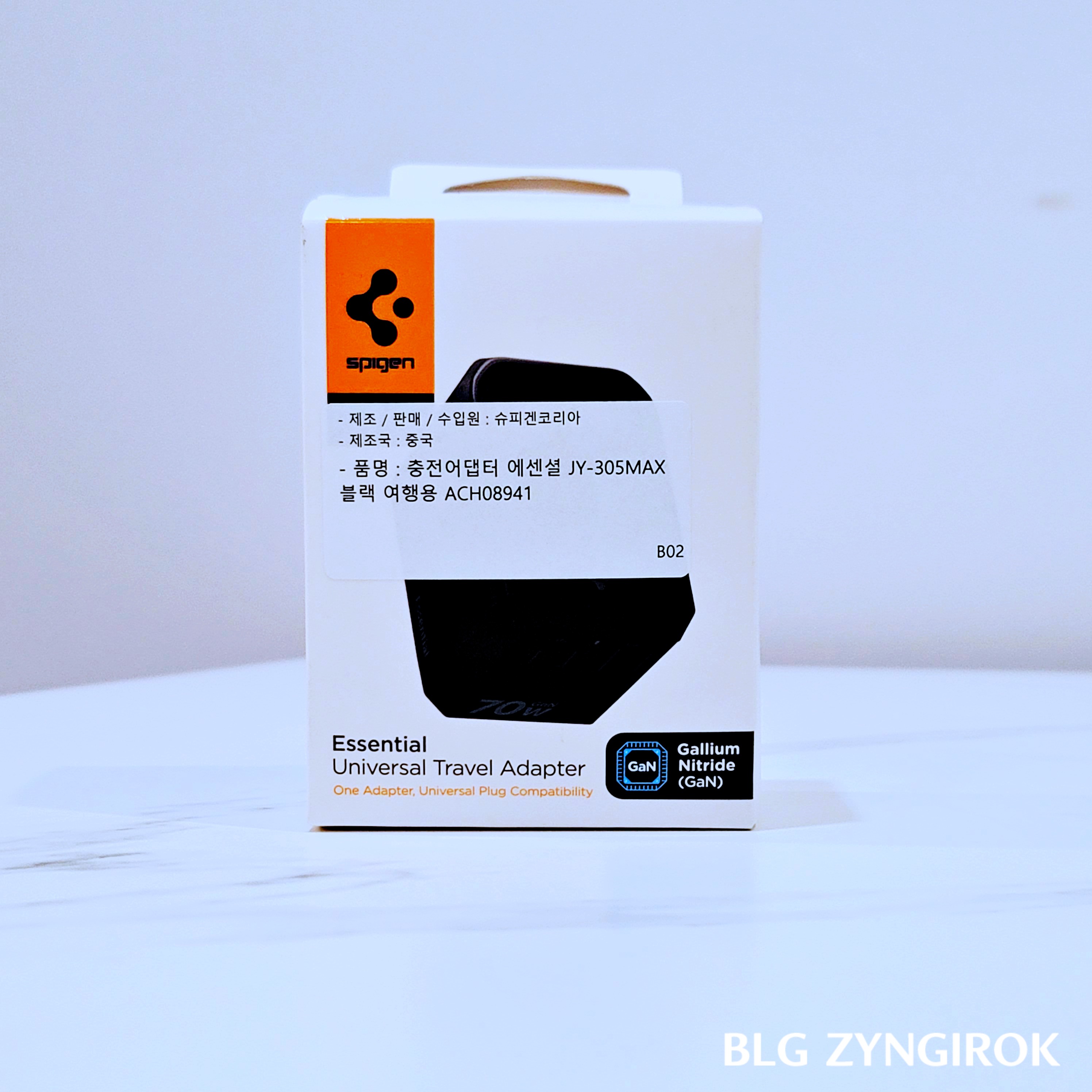 슈피겐 여행용 어댑터 - 상자 앞면 모습이다.