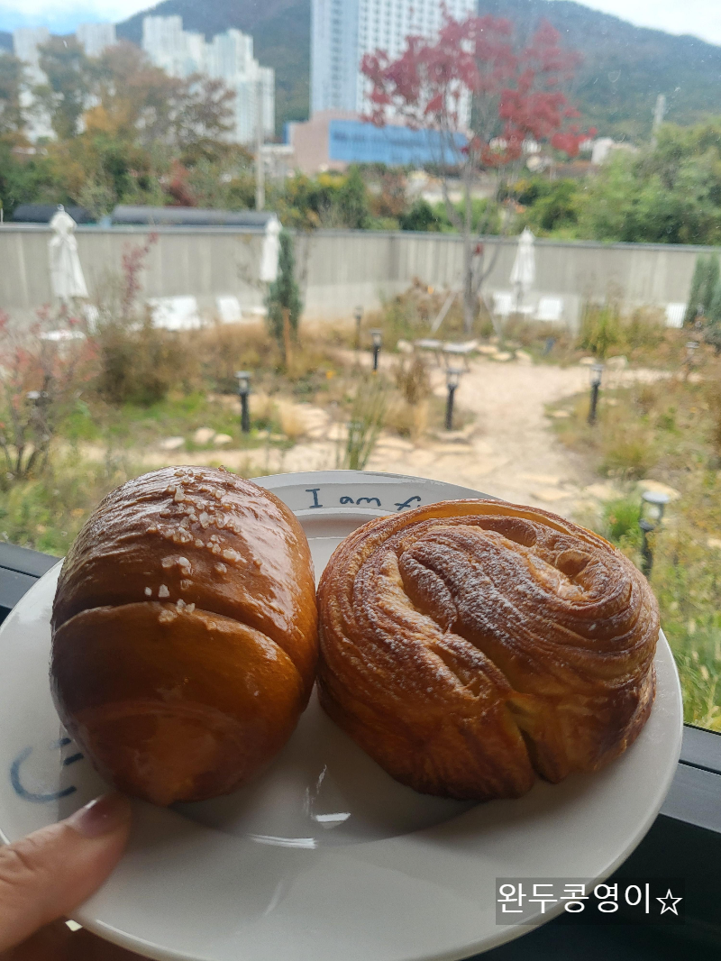 거제 지세포 인더하버스 소금빵과 몽블랑