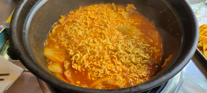 인천 송도 돼지고기 김치찌개 백채김치찌개 야외주차장 백채김치찌개송도점 김치찌개3인세트 보글보글김치찌개라면