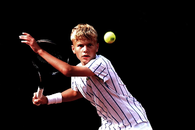 테니스 치는 소년