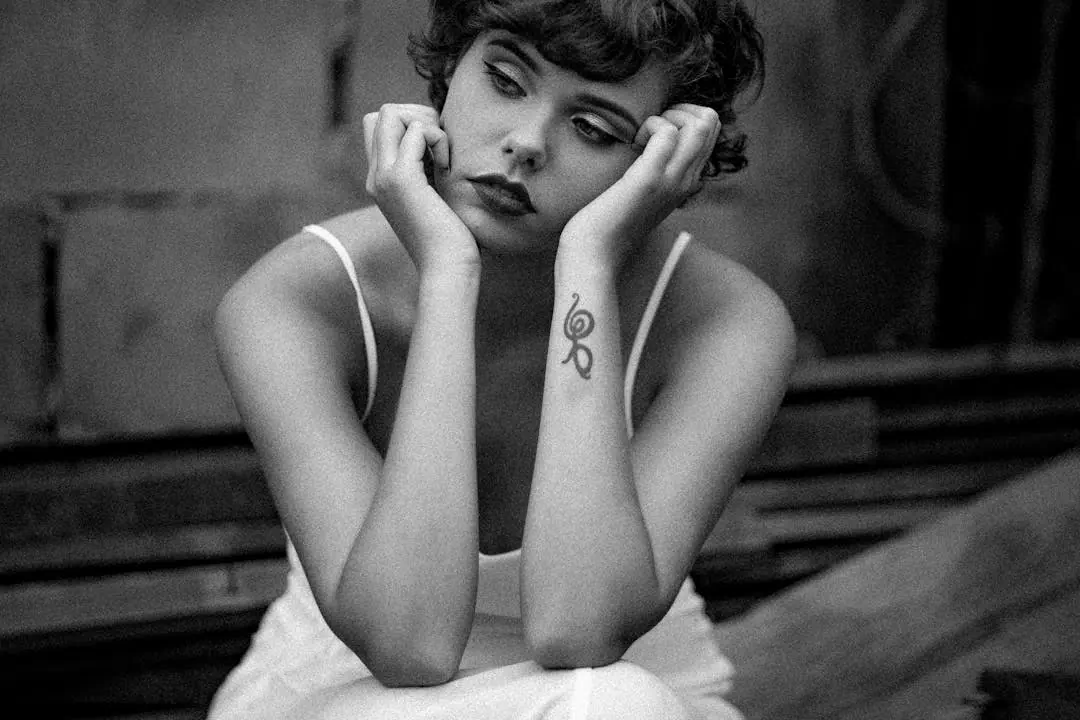 우울하게 앉아 있는 여성의 모습