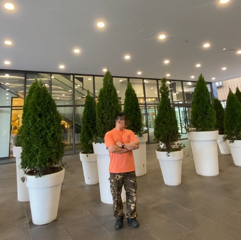 데일리룩(2025. 9. 11.)크림소다랩 스톤 워싱 피그먼트 쿼터 오렌지 블랙 반팔 티셔츠, 위캔더스 WKNDRS 카모카고 조거팬츠, 루미녹스 주황 3954뉴발란스 트레일 올블랙