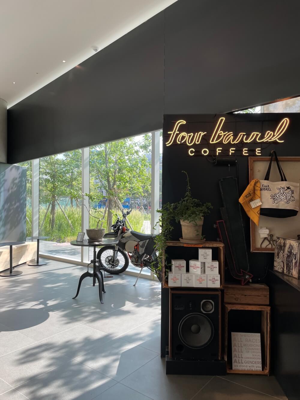 서울숲-포배럴-카페(four-barrel-coffee)-심플하고-모던한-매장-전경