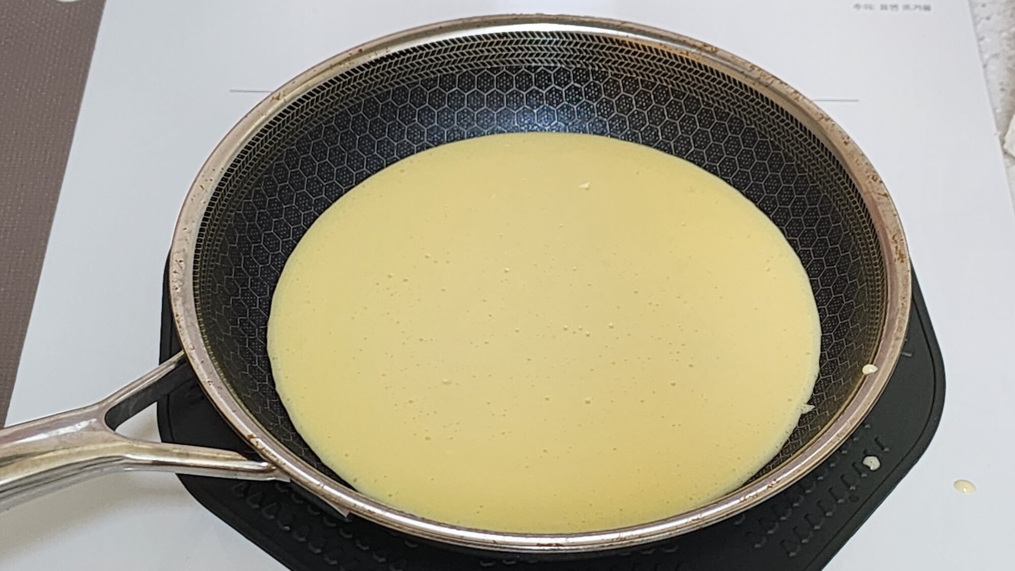 프라이팬에 반죽 넣기